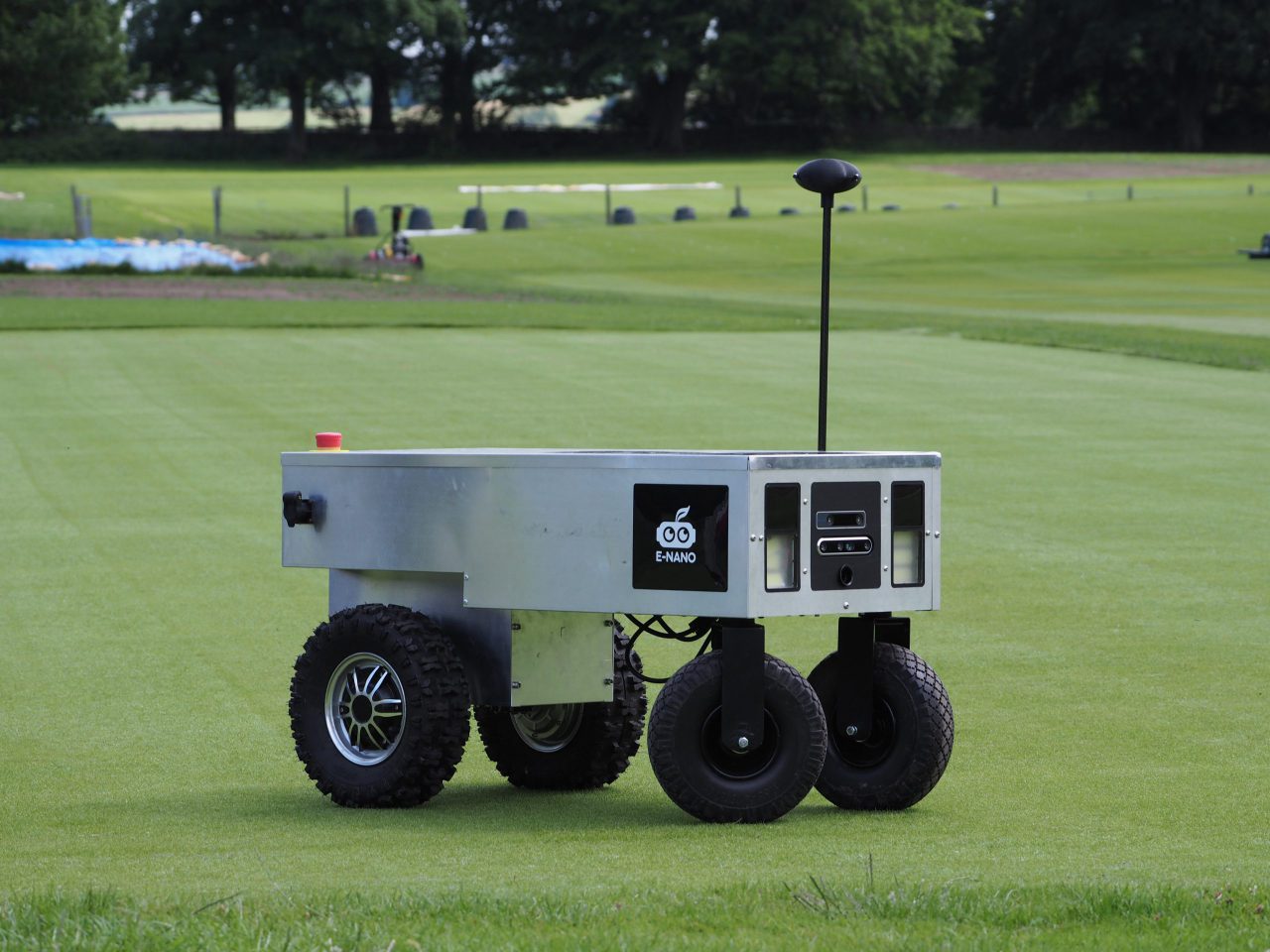 <strong>E-Nano:</strong> innovative robots pave the way to more sustainable field management in sports and agriculture